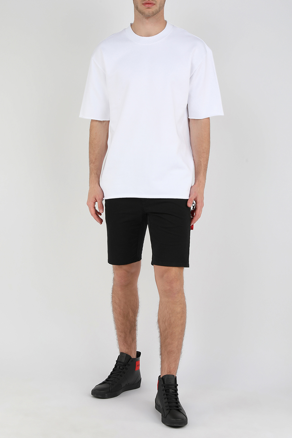 חולצת טי לבנה בגזרת אוברסייז